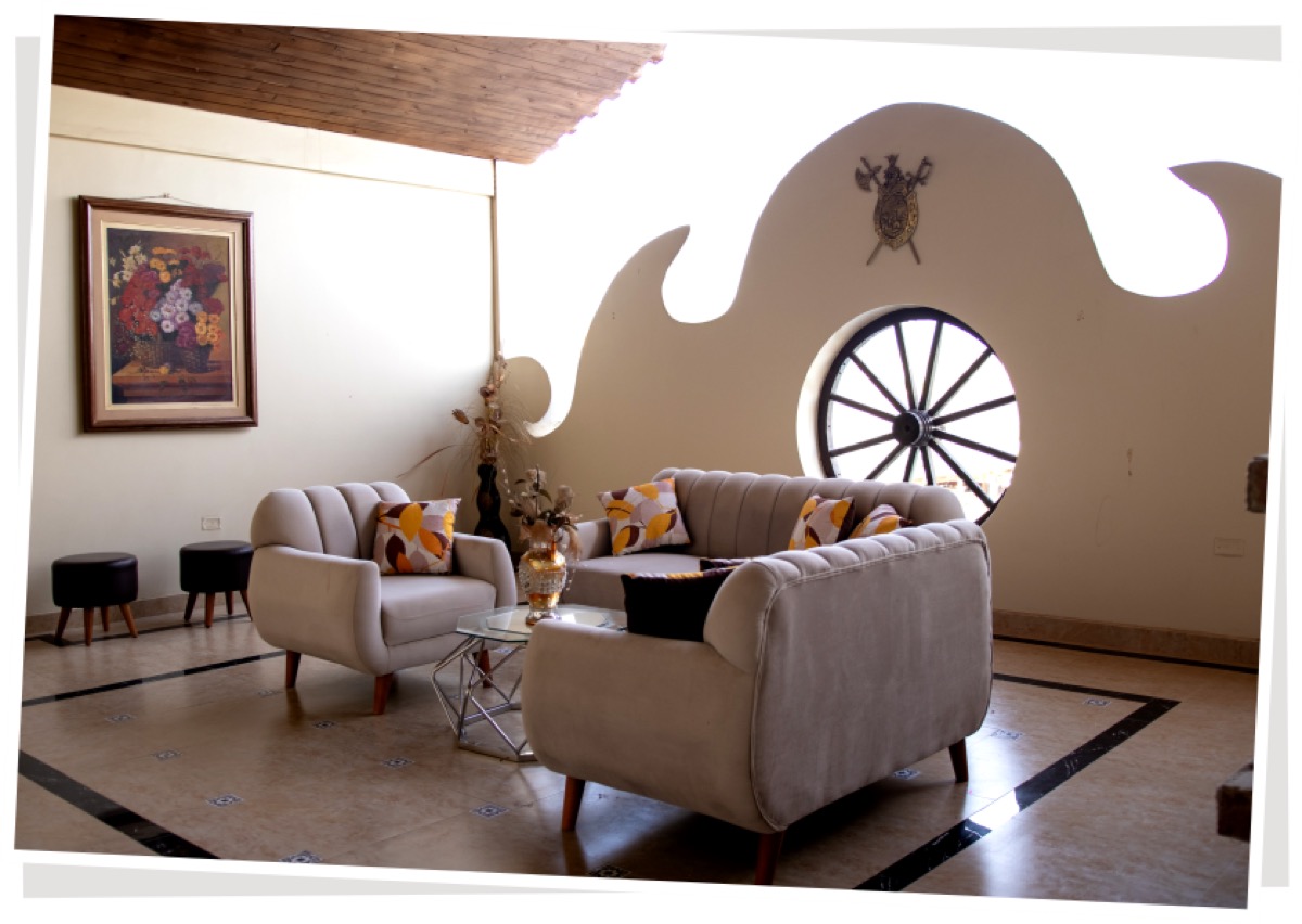 Sala interior de la hacienda con decoración neoclásica